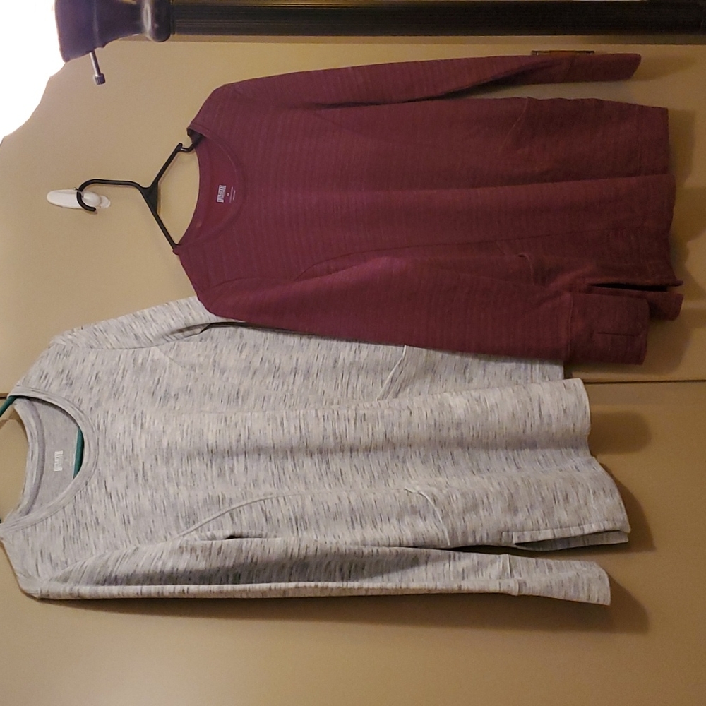 Two Duluth tunic sweatshirts Note: 1 small (grey) 1 extra small (burgundy/maroon